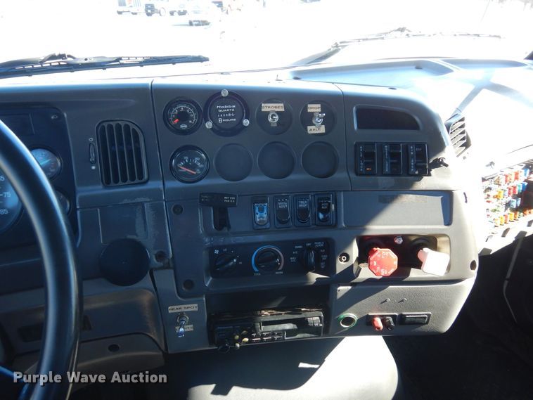 image for item KU9748 1998 Ford LT9522 truck cab and chassis