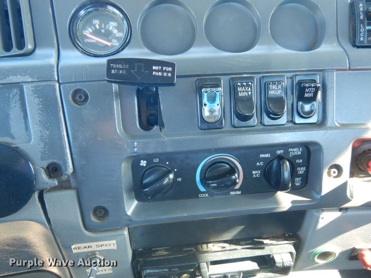 image for item KU9748 1998 Ford LT9522 truck cab and chassis