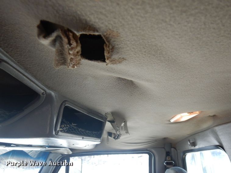 image for item KU9748 1998 Ford LT9522 truck cab and chassis