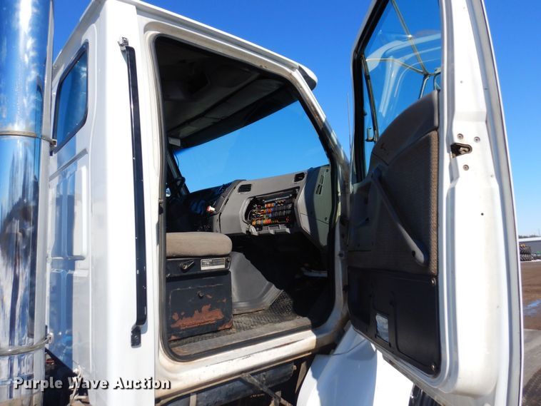 image for item KU9748 1998 Ford LT9522 truck cab and chassis