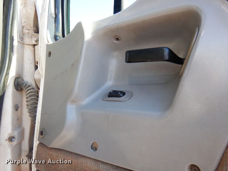 image for item KU9748 1998 Ford LT9522 truck cab and chassis