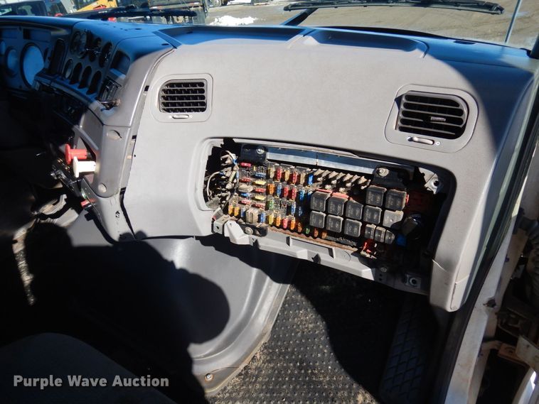 image for item KU9748 1998 Ford LT9522 truck cab and chassis