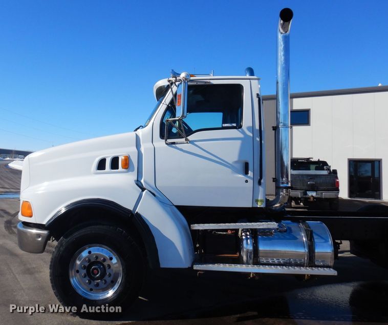 image for item KU9748 1998 Ford LT9522 truck cab and chassis