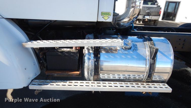 image for item KU9748 1998 Ford LT9522 truck cab and chassis