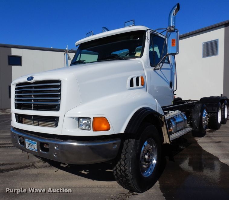 image for item KU9748 1998 Ford LT9522 truck cab and chassis