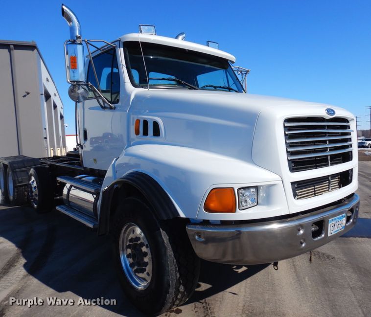 image for item KU9748 1998 Ford LT9522 truck cab and chassis