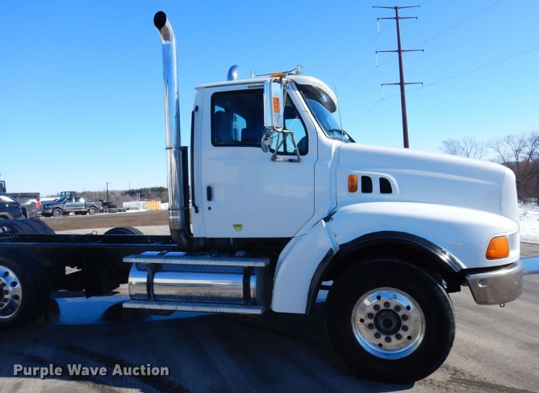 image for item KU9748 1998 Ford LT9522 truck cab and chassis