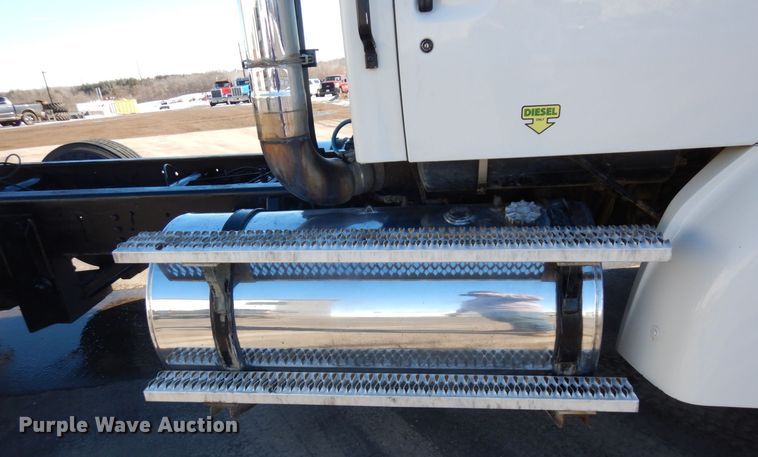 image for item KU9748 1998 Ford LT9522 truck cab and chassis