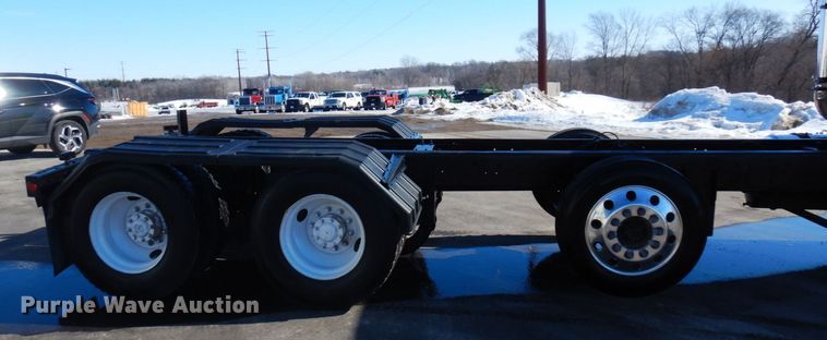 image for item KU9748 1998 Ford LT9522 truck cab and chassis