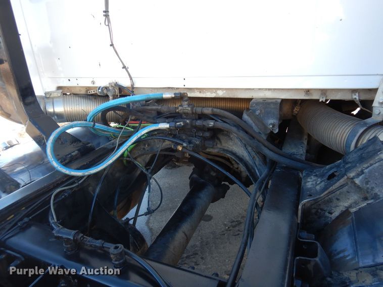 image for item KU9748 1998 Ford LT9522 truck cab and chassis