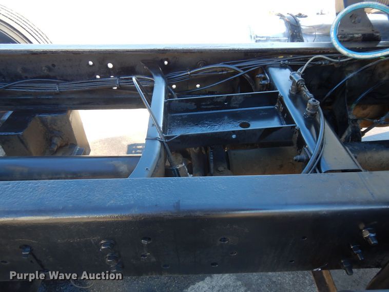 image for item KU9748 1998 Ford LT9522 truck cab and chassis