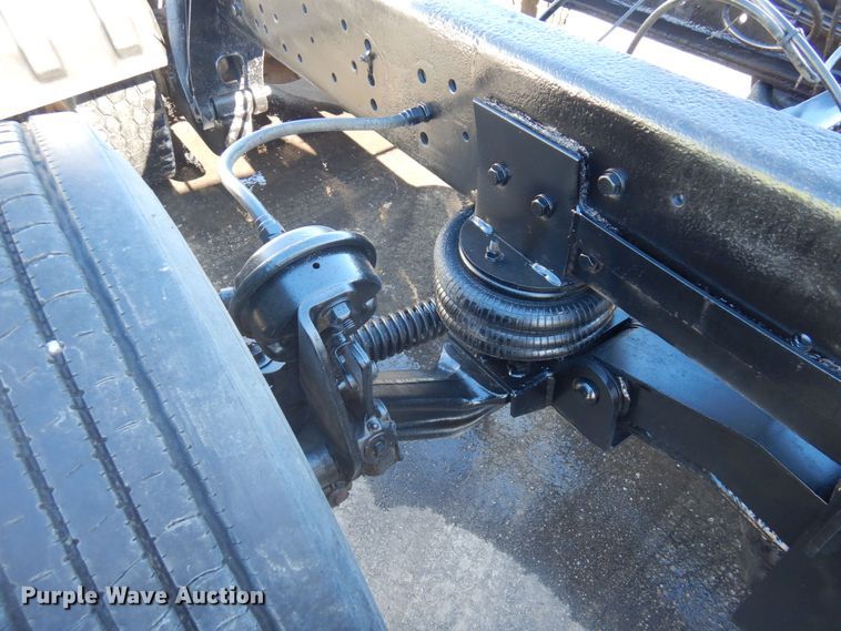 image for item KU9748 1998 Ford LT9522 truck cab and chassis