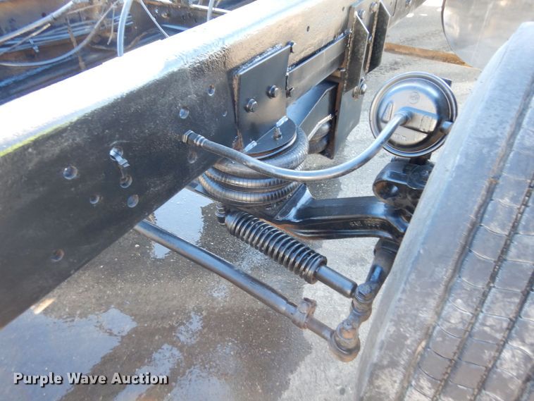 image for item KU9748 1998 Ford LT9522 truck cab and chassis