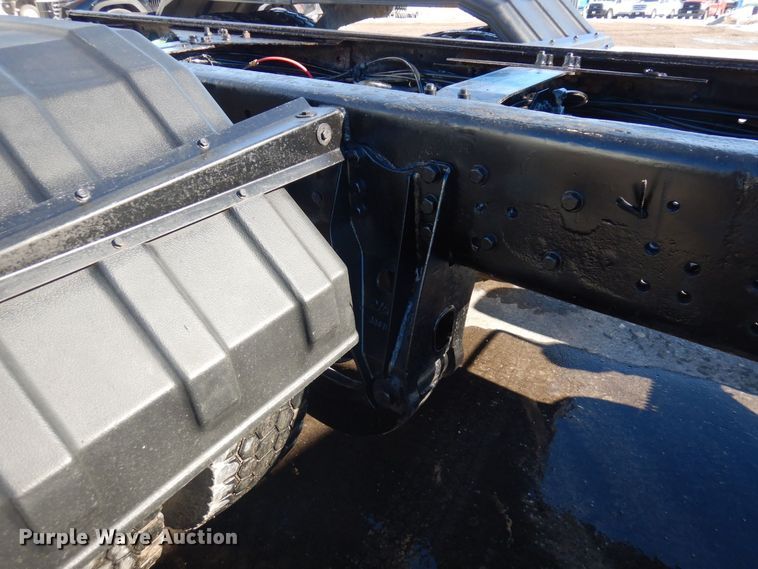 image for item KU9748 1998 Ford LT9522 truck cab and chassis