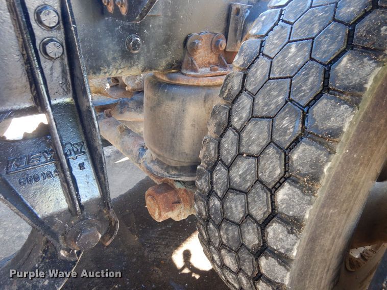 image for item KU9748 1998 Ford LT9522 truck cab and chassis