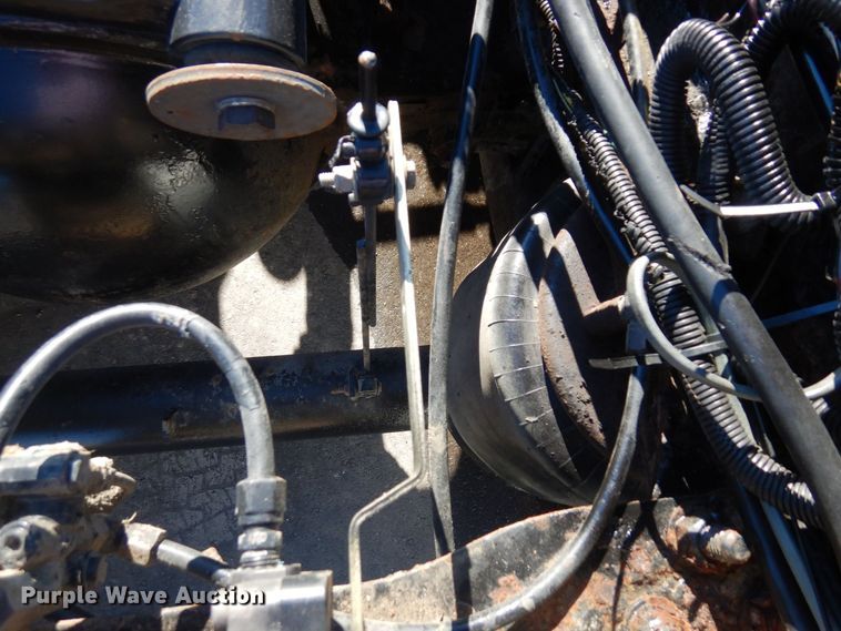 image for item KU9748 1998 Ford LT9522 truck cab and chassis