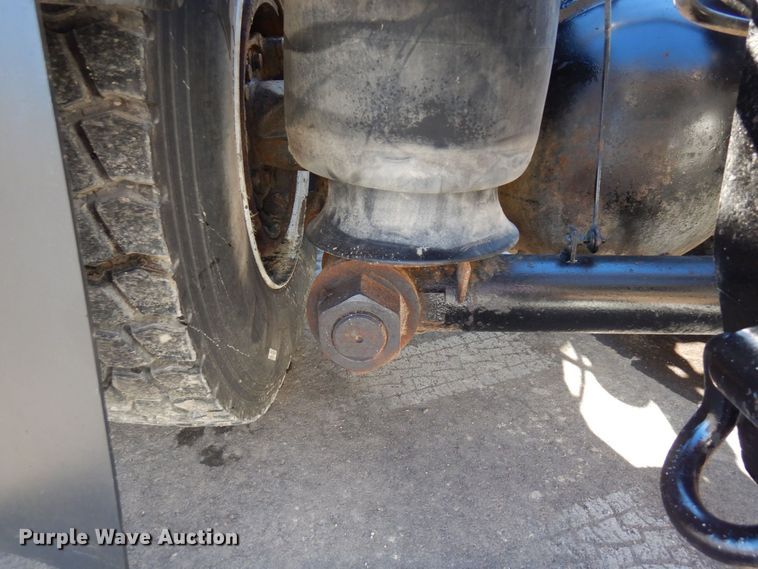 image for item KU9748 1998 Ford LT9522 truck cab and chassis