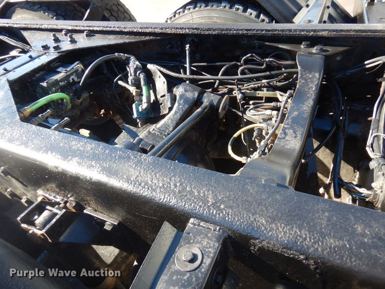 image for item KU9748 1998 Ford LT9522 truck cab and chassis