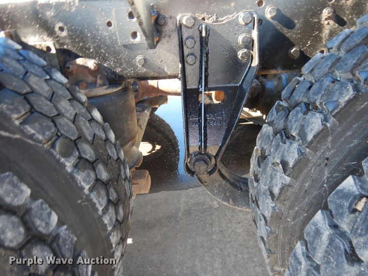 image for item KU9748 1998 Ford LT9522 truck cab and chassis