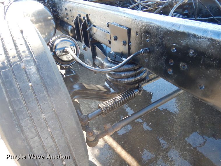 image for item KU9748 1998 Ford LT9522 truck cab and chassis