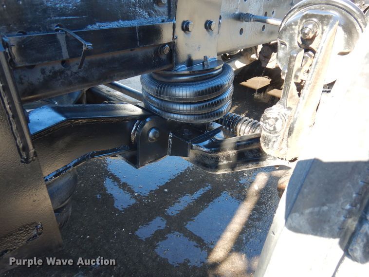 image for item KU9748 1998 Ford LT9522 truck cab and chassis