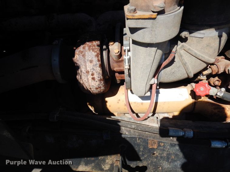 image for item KU9748 1998 Ford LT9522 truck cab and chassis