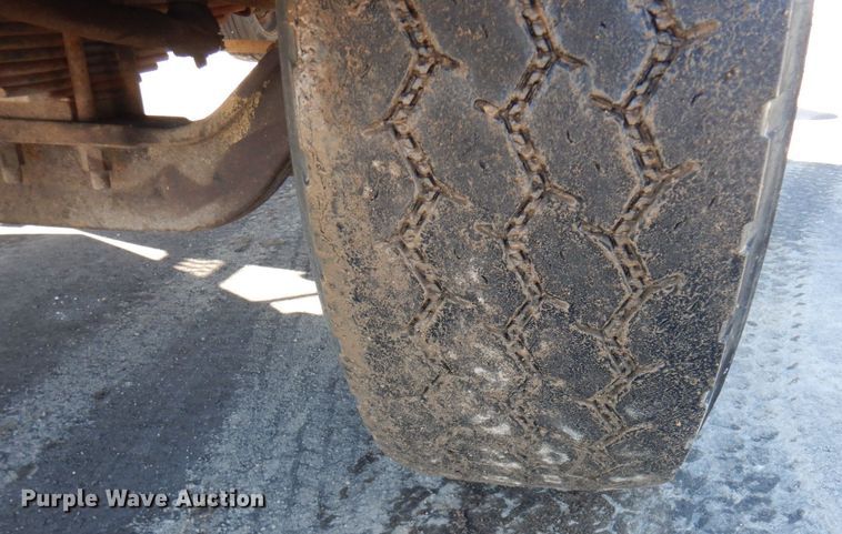 image for item KU9748 1998 Ford LT9522 truck cab and chassis