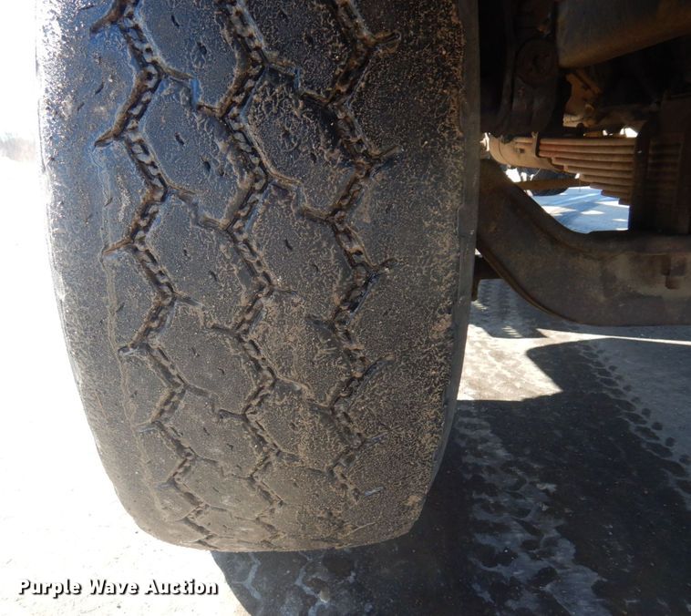 image for item KU9748 1998 Ford LT9522 truck cab and chassis