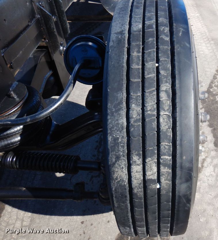 image for item KU9748 1998 Ford LT9522 truck cab and chassis