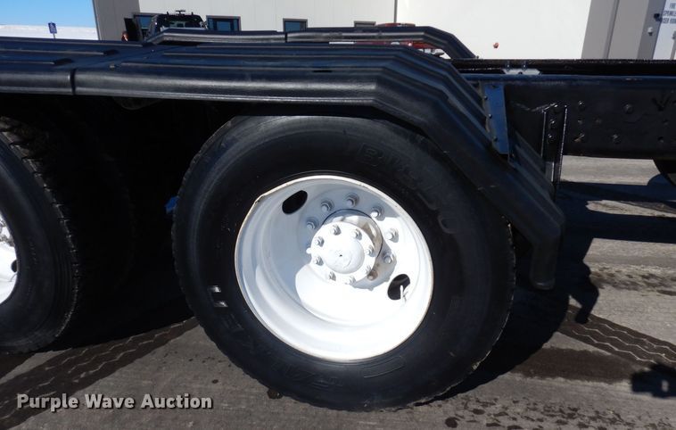 image for item KU9748 1998 Ford LT9522 truck cab and chassis