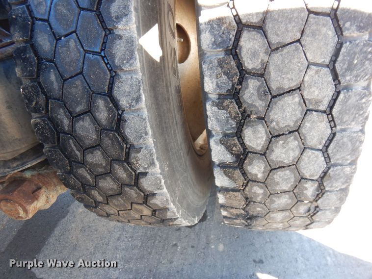 image for item KU9748 1998 Ford LT9522 truck cab and chassis