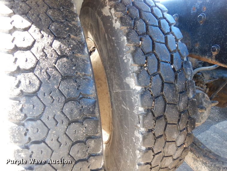 image for item KU9748 1998 Ford LT9522 truck cab and chassis