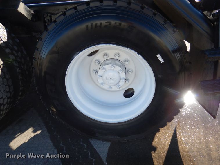 image for item KU9748 1998 Ford LT9522 truck cab and chassis