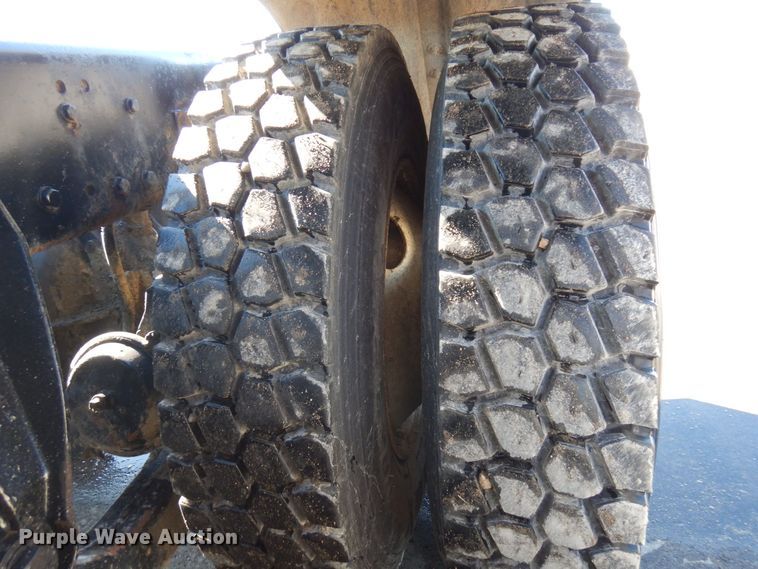 image for item KU9748 1998 Ford LT9522 truck cab and chassis