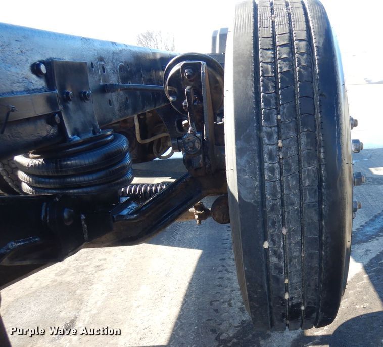 image for item KU9748 1998 Ford LT9522 truck cab and chassis