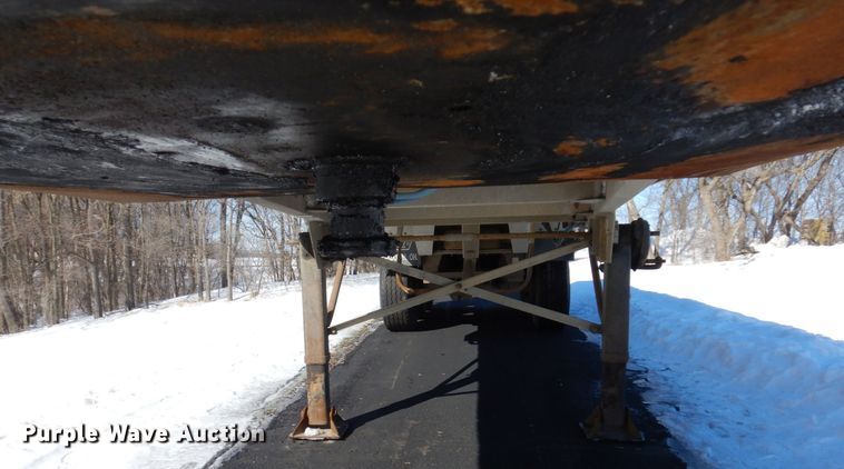 image for item KU9763 1999 East  end dump trailer