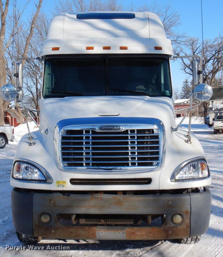 image for item KU9821 2003 Freightliner Cascadia  semi truck