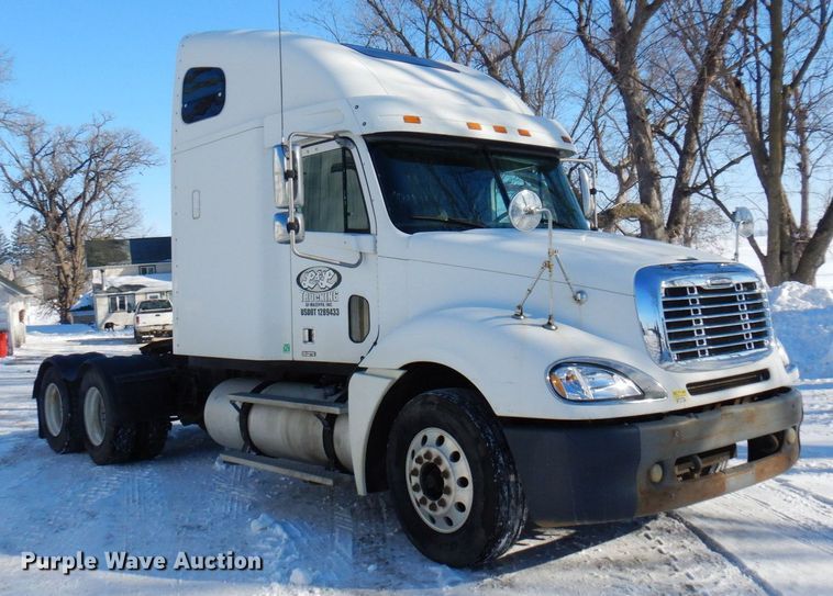 image for item KU9821 2003 Freightliner Cascadia  semi truck