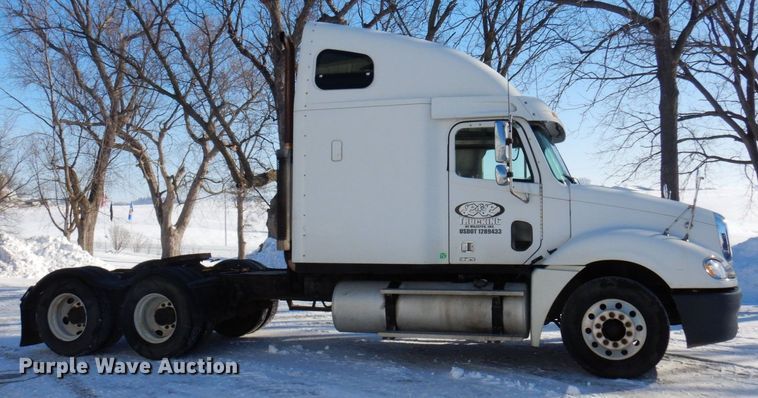 image for item KU9821 2003 Freightliner Cascadia  semi truck