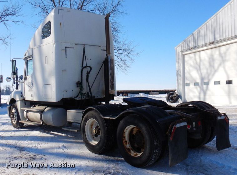 image for item KU9821 2003 Freightliner Cascadia  semi truck