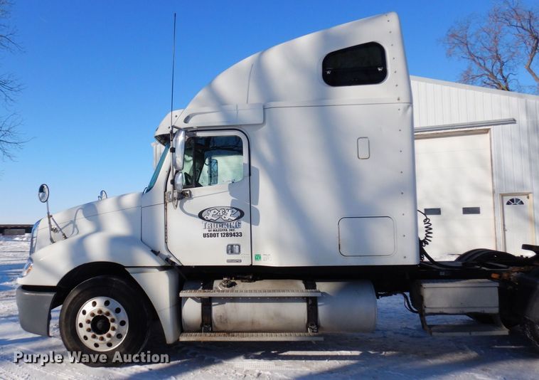 image for item KU9821 2003 Freightliner Cascadia  semi truck