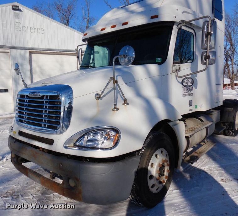 image for item KU9821 2003 Freightliner Cascadia  semi truck