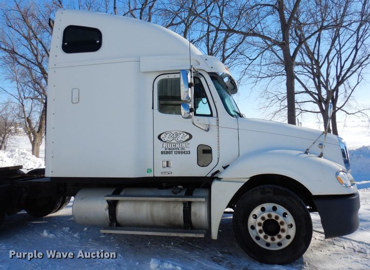 image for item KU9821 2003 Freightliner Cascadia  semi truck