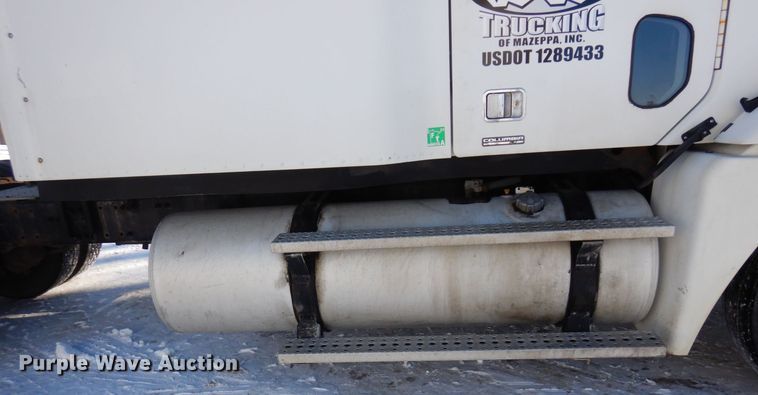 image for item KU9821 2003 Freightliner Cascadia  semi truck