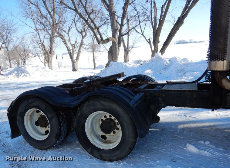 image for item KU9821 2003 Freightliner Cascadia  semi truck