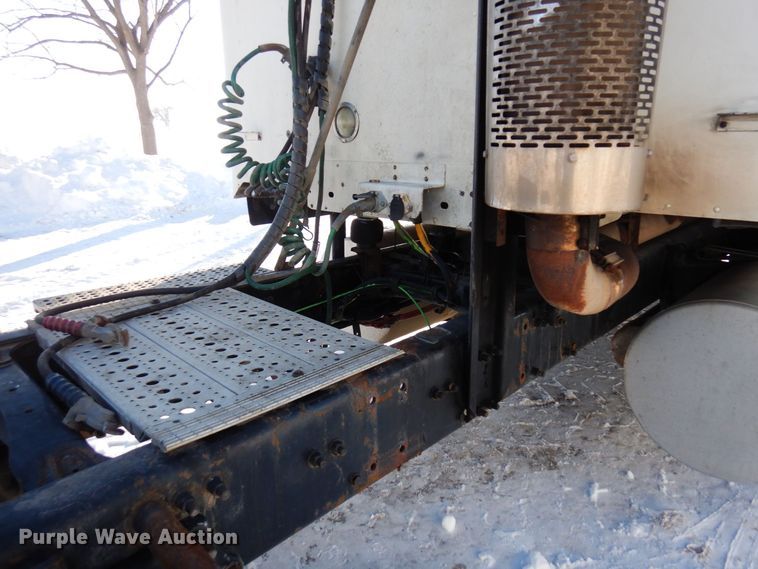 image for item KU9821 2003 Freightliner Cascadia  semi truck