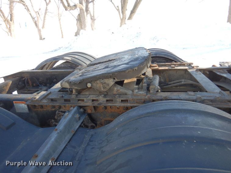 image for item KU9821 2003 Freightliner Cascadia  semi truck