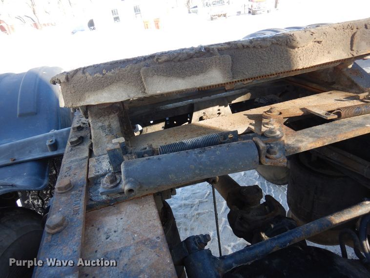 image for item KU9821 2003 Freightliner Cascadia  semi truck