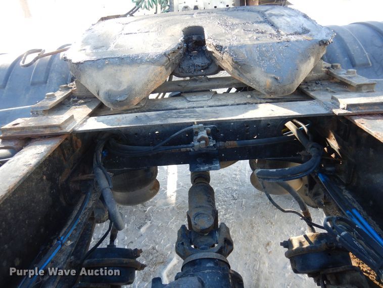 image for item KU9821 2003 Freightliner Cascadia  semi truck