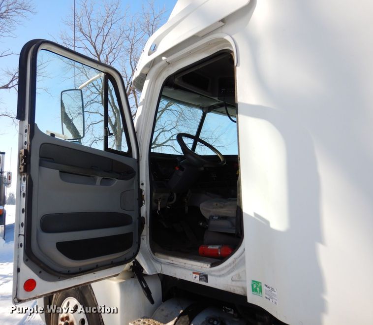 image for item KU9821 2003 Freightliner Cascadia  semi truck